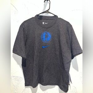 Nike Gray Loose Fit T-Shirt with Blue Dallas Mavericks Logo